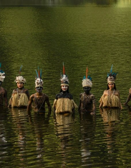 encuentro con nativos en la selva